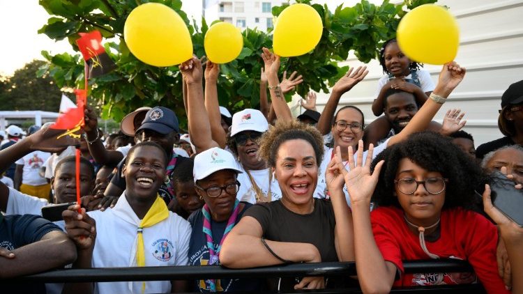 Người d&acirc;n Angola vui mừng ch&agrave;o đ&oacute;n Đức Th&aacute;nh Cha