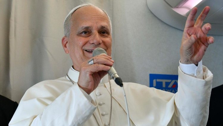 Papež Lev promlouv&aacute; k novin&aacute;řům