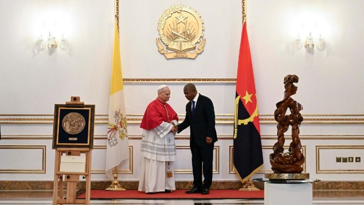 Đức Th&aacute;nh Cha L&ecirc;&ocirc; XIV thăm Tổng thống Jo&atilde;o Louren&ccedil;o của nước Cộng ho&agrave; Angola, ng&agrave;y 18.04.2026.