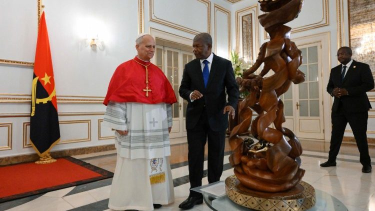 Papež při ofici&aacute;ln&iacute; n&aacute;vštěvě v prezidentsk&eacute;m pal&aacute;ci v Luandě