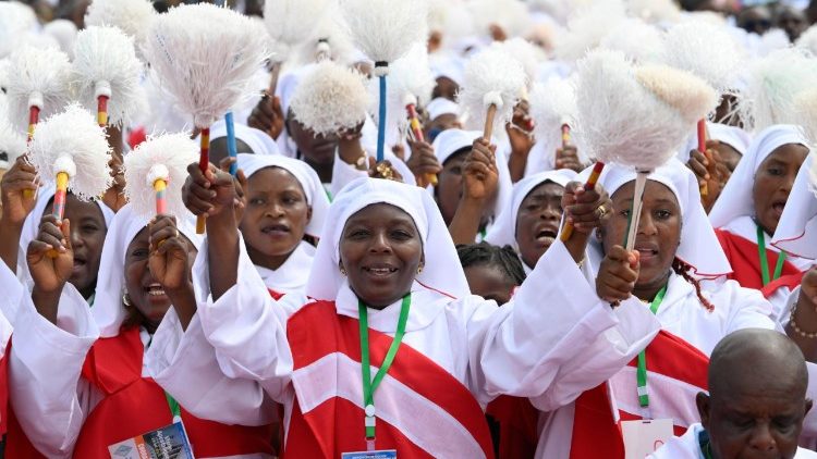 T&auml;nze und Ges&auml;nge sorgten bei der Messe f&uuml;r Atmosph&auml;re