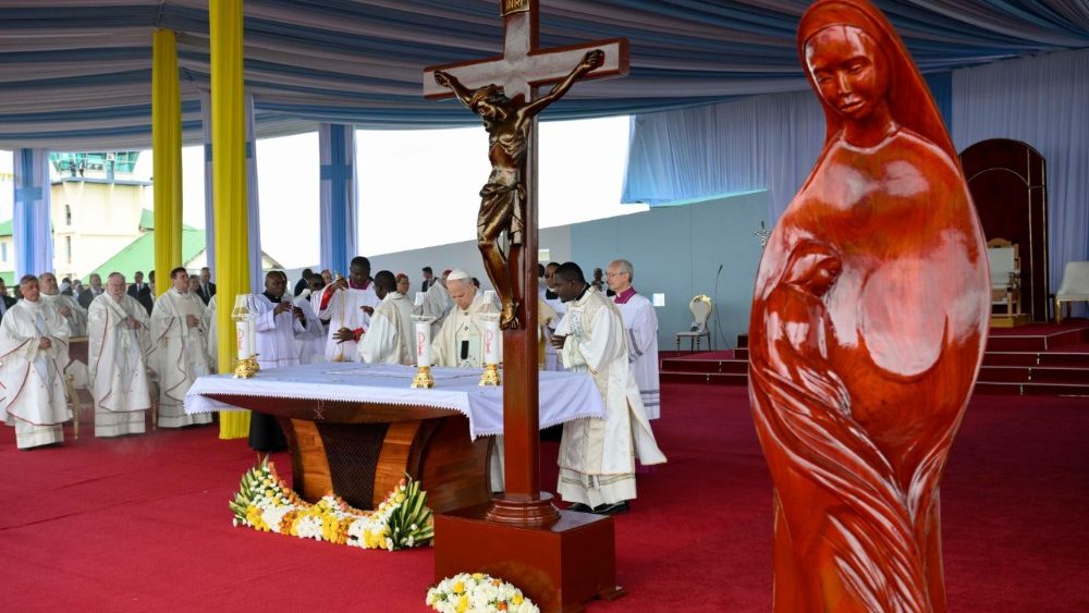 Le Pape célèbre la messe à l'aéroport de Yaoundé-Ville, dernière étape de son voyage apostolique au Cameroun, samedi 18 avril.
