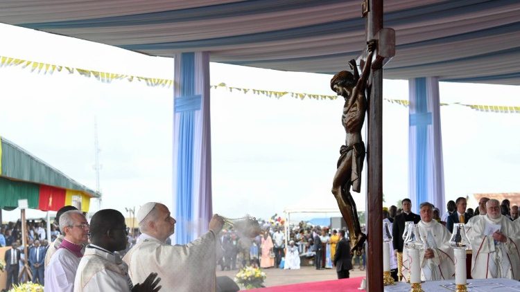 Papa incensando o crucifixo