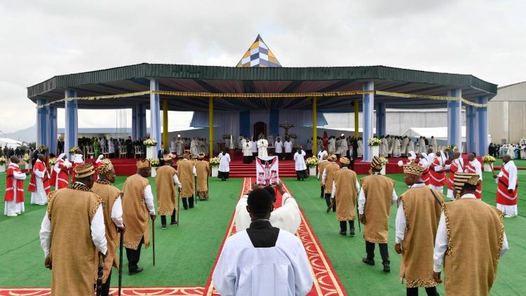 Fiéis vestidos com trajes tradicionais durante a missa