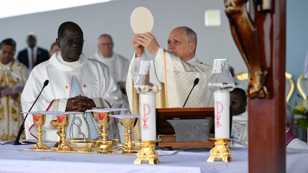Le Pape célèbre la messe à l'aéroport de Yaoundé-Ville, dernière étape de son voyage apostolique au Cameroun, samedi 18 avril.