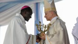 Papež Lev XIV. se loučí s arcibiskupem Jeanem Mbargou na konci mše svaté v Yaoundé, 18. dubna 2026