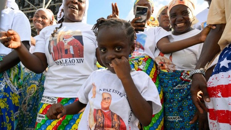 Papež Lev si podmanil Angolu, jeho portr&eacute;ty jsou všude