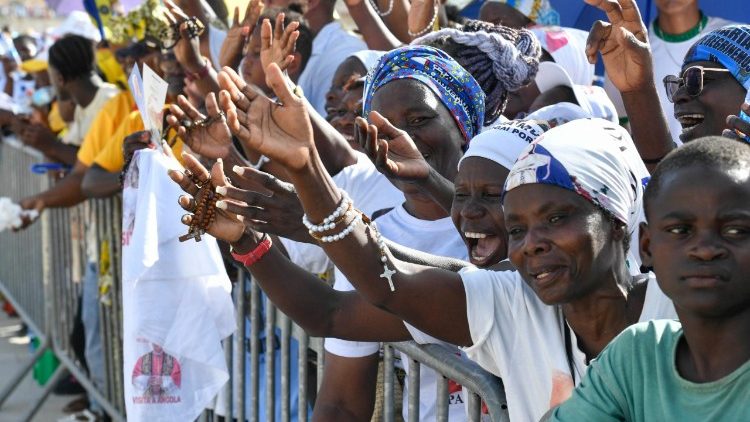 Angolan&eacute; čekaj&iacute;c&iacute; na papeže na poutn&iacute;m m&iacute;stě Ma m&atilde; Muxima