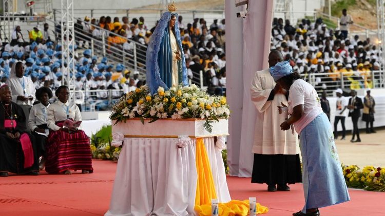 R&eacute;citation du chapelet ce dimanche au sanctuaire de Mam&atilde; Muxima, en Angola.