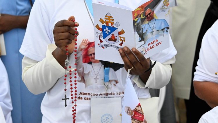 Papst Leo lie&szlig; diesen Sonntag in Angola mit einem Rosenkranzgebet ausklingen