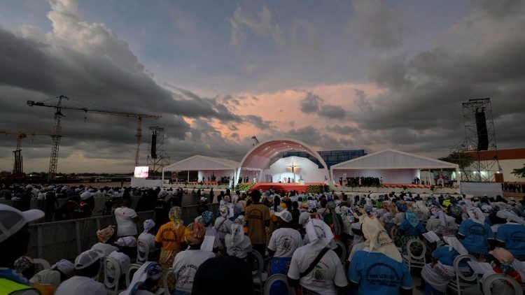 Věř&iacute;c&iacute; shrom&aacute;žděn&iacute; k modlitbě svat&eacute;ho růžence v Muximě, 19. 4. 2026