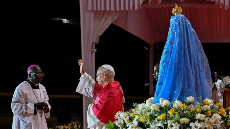 Papst Leo am Ende des Rosenkranzgebets im Marienwallfahrtsort Muxima