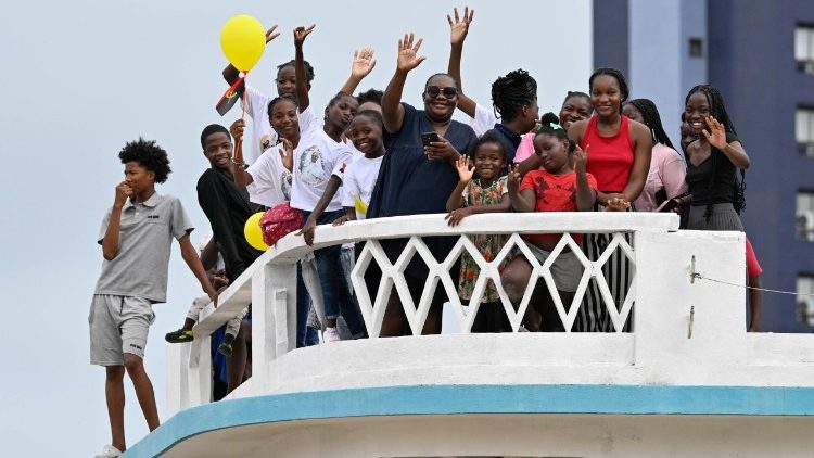 Die Menschen in Luanda wollen einen Blick auf Papst Leo XIV. erhaschen