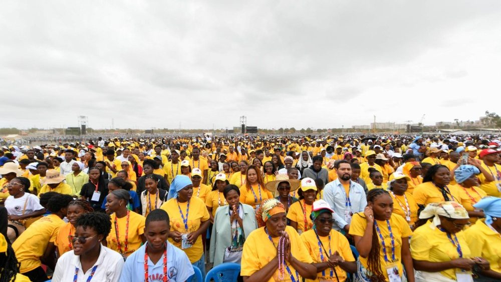 Věřící shromáždění ke mši svaté na pláni Kilamba na předměstí Luandy, 19. 4. 2026
