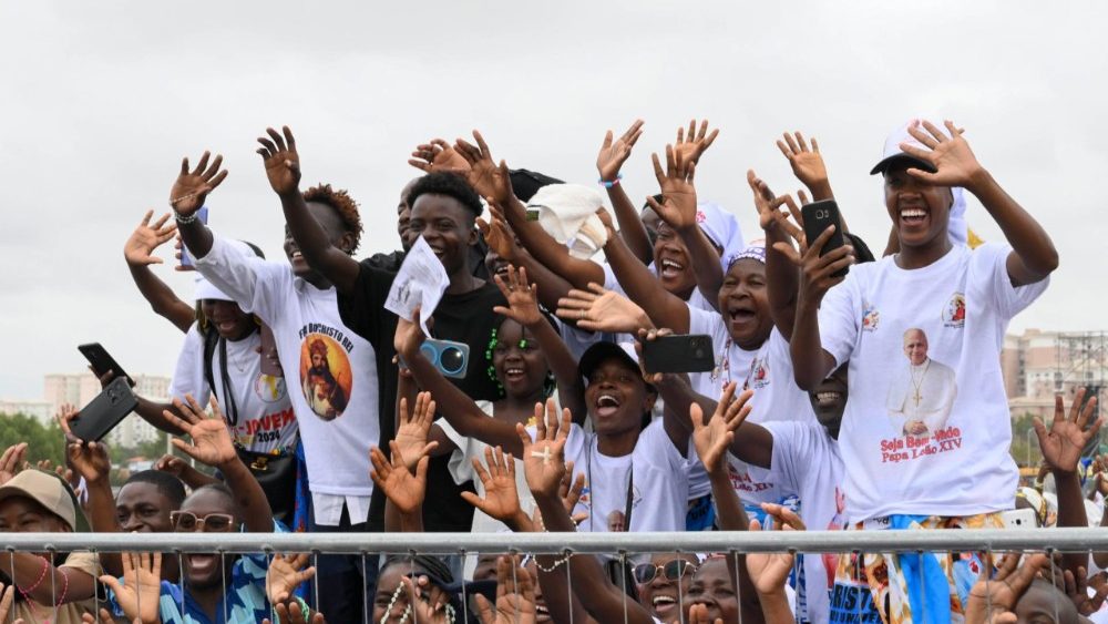 Věřící shromáždění ke mši svaté na pláni Kilamba na předměstí Luandy, 19. 4. 2026