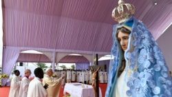 Bei der Messe in Kilamba