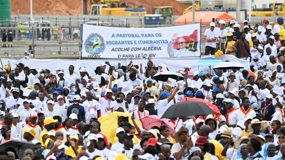 Věřící shromáždění ke mši svaté na pláni Kilamba na předměstí Luandy, 19. 4. 2026