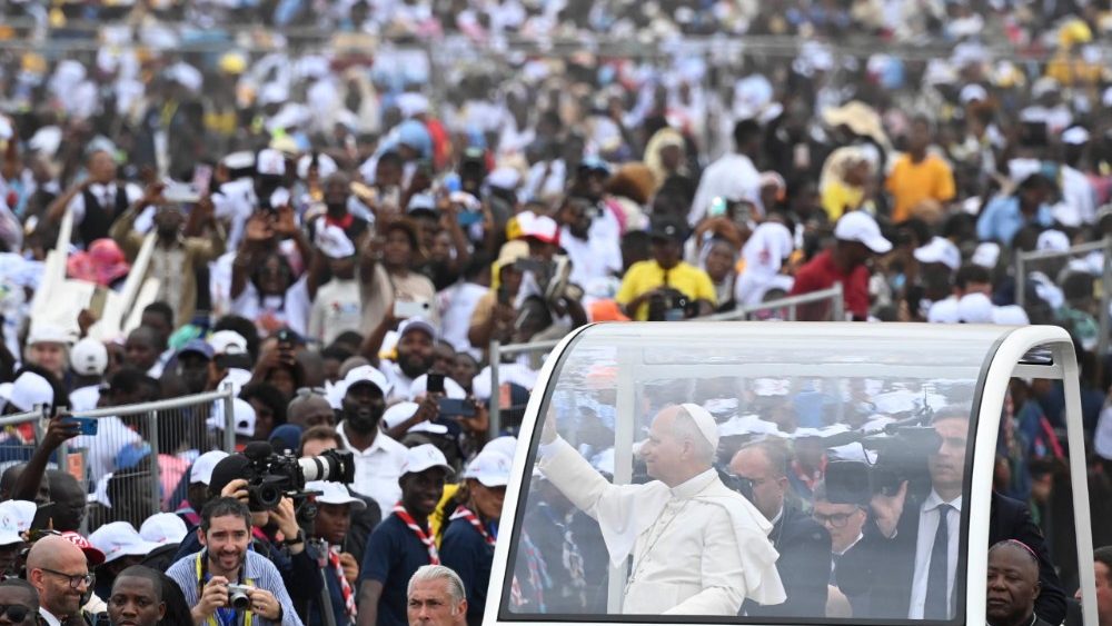 Věřící shromáždění ke mši svaté na pláni Kilamba na předměstí Luandy, 19. 4. 2026