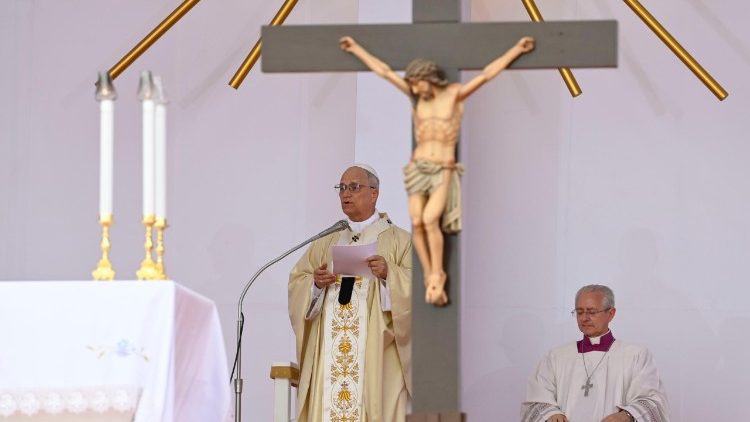 O Papa profere a homilia. Missa em Kilamba