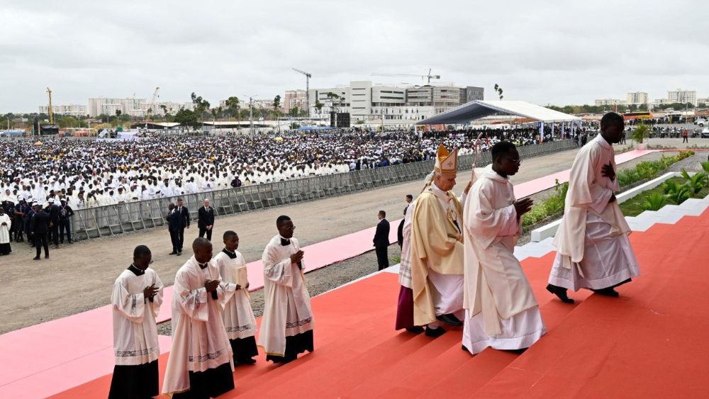 Mše svatá na pláni Kilamba na předměstí Luandy, 19. 4. 2026