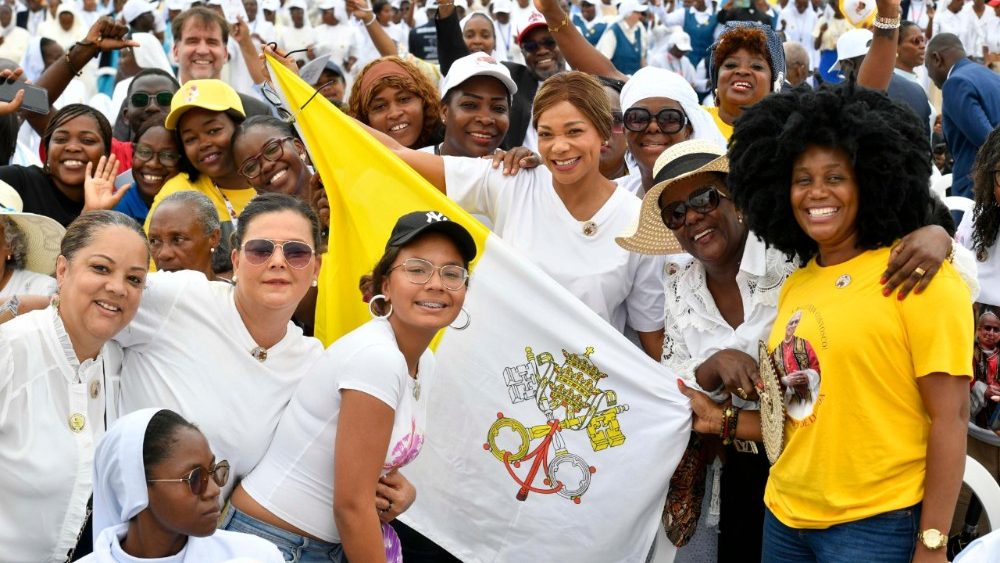 Věřící shromáždění ke mši svaté na pláni Kilamba na předměstí Luandy, 19. 4. 2026