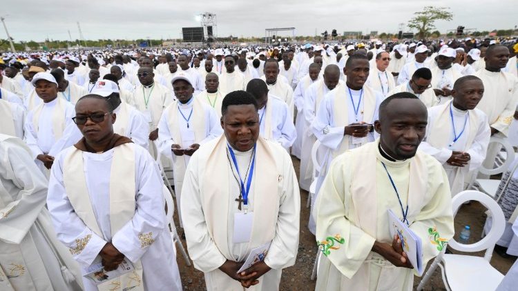 Věř&iacute;c&iacute; shrom&aacute;žděn&iacute; ke mši svat&eacute; na prostranstv&iacute; Kilamba na předměst&iacute; Luandy, 19. 4. 2026
