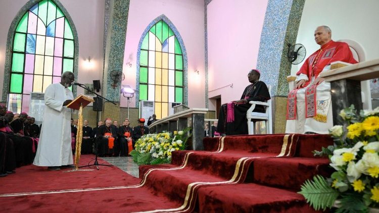 El Papa escucha el testimonio del padre Jo&atilde;o Abel 