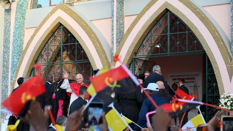 Cerca de 50 mil pessoas acompanharam o encontro com o Papa dentro e fora da igreja