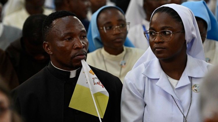 lgunos religiosos de la parroquia de Nuestra Se&ntilde;ora de F&aacute;tima en Luanda