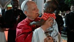 Lev XIV. před kostelem P. Marie Fatimské v Luandě, po setkání s duchovenstvem a katechety