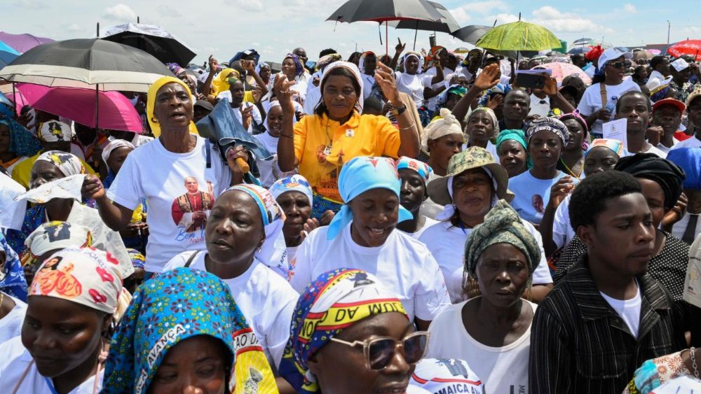 Věřící shromáždění na mši svatou na pláni v Saurimu, 20. 4. 2026