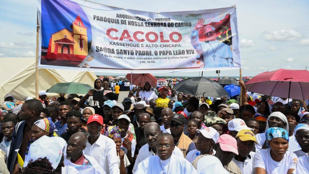 Věřící shromáždění na mši svatou na pláni v Saurimu, 20. 4. 2026