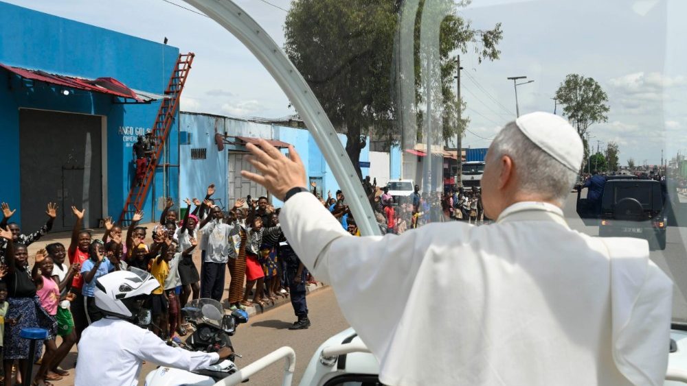 Věřící shromáždění na mši svatou na pláni v Saurimu, 20. 4. 2026