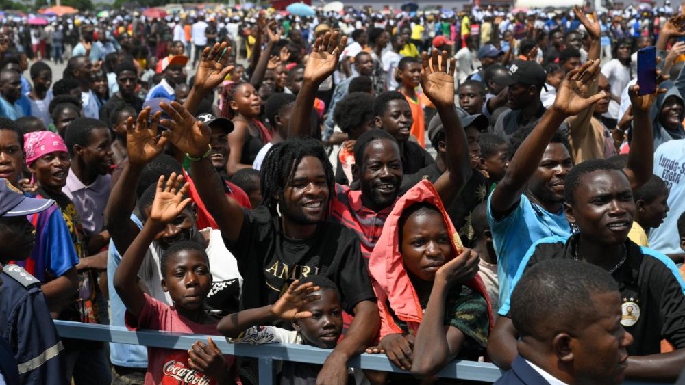 Věřící shromáždění na mši svatou na pláni v Saurimu, 20. 4. 2026