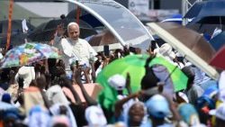 O Papa Leão XIV no papamóvel na esplanada de Saurimo, Angola, em 20 de abril de 2026
