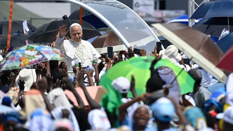 O Papa Leão XIV no papamóvel na esplanada de Saurimo, Angola, em 20 de abril de 2026