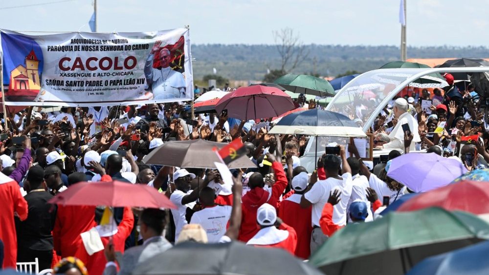 Věřící shromáždění na mši svatou na pláni v Saurimu, 20. 4. 2026