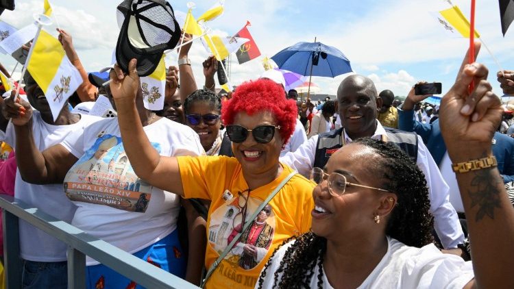 Fi&eacute;is durante a missa celebrada pelo Papa Le&atilde;o XIV, em Saurimo