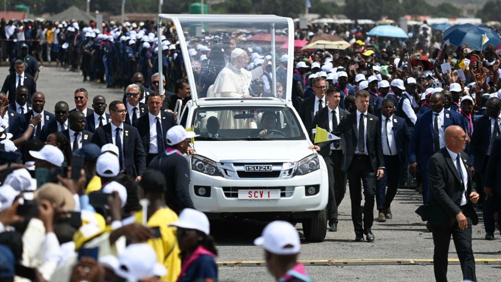Pozdravení věřících na pláni v Saurimu, 20. 4. 2026
