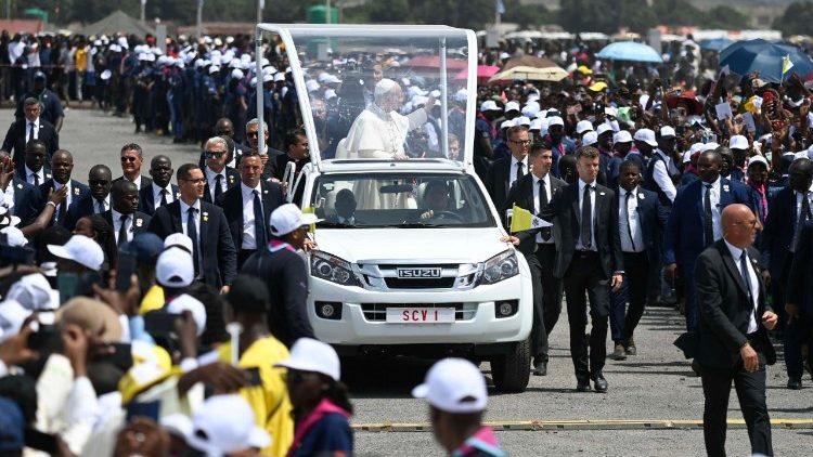 Papež přij&iacute;žd&iacute; na pl&aacute;ň u Saurima