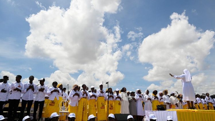 Návštěva Angoly: Papežská mše na pláni v Saurimu - sbor doprovázející liturgii zpěvem. 20 dubna 2026
