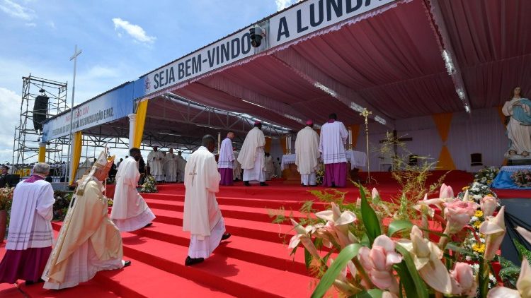 Papež Lev XIV. sloužil mši na pl&aacute;ni v Sourimu, na severov&yacute;chod Angoly
