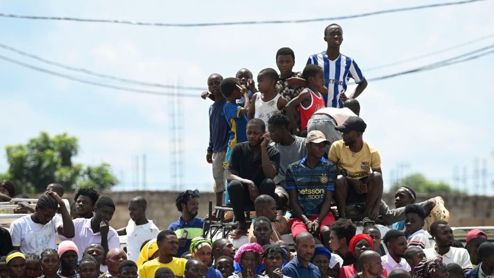Věřící shromáždění na mši svatou na pláni v Saurimu, 20. 4. 2026