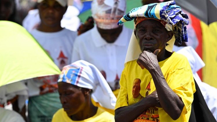 Fi&eacute;is durante a missa celebrada pelo Papa Le&atilde;o XIV, em Saurimo