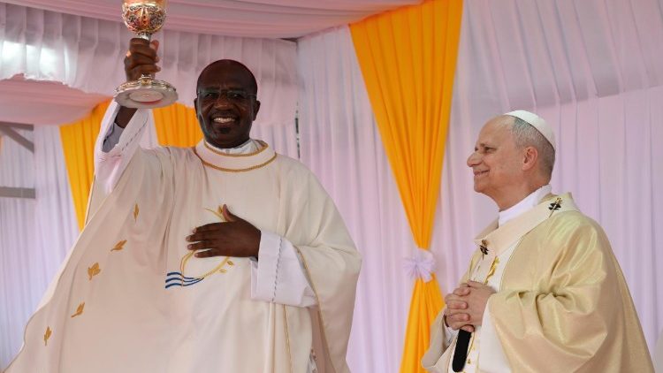 El Papa con monse&ntilde;or Jos&eacute; Manuel Imbamba en Saurimo