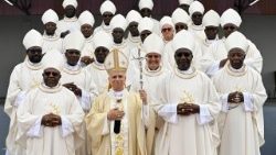 Angolští biskupové s papežem po mši na pláni u Saurima, 20. dubna 2026