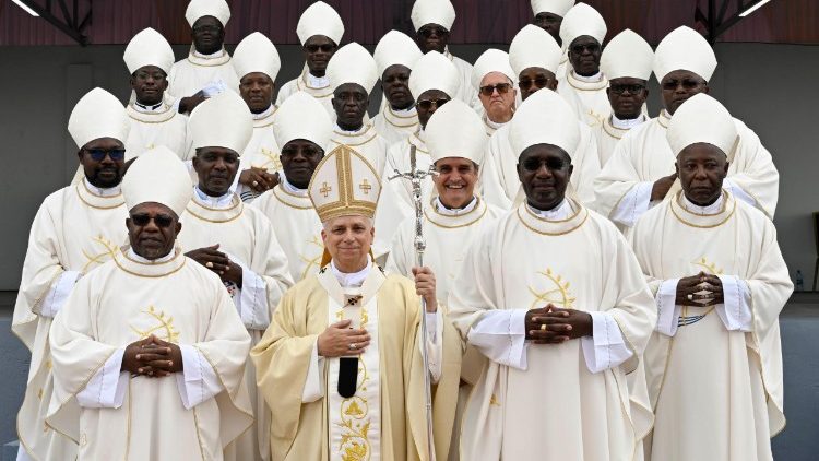 Angolští biskupové s papežem po mši na pláni u Saurima, 20. dubna 2026