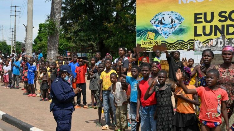 Watoto wengi walimsubiri Papa apite