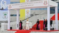 Lev XIV. na univerzitním kampusu nesoucím jeho jméno v Malabu, 21. dubna 2026