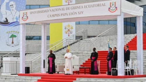 Lev XIV. na guinejsk&eacute; univerzitě: Kř&iacute;ž zjevuje pravdu, kter&aacute; nen&iacute; nadvl&aacute;dou